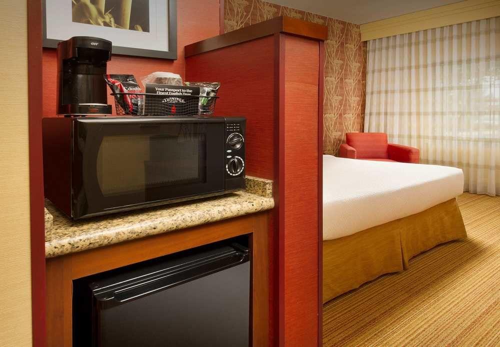 Courtyard By Marriott Waldorf Hotel Bagian luar foto