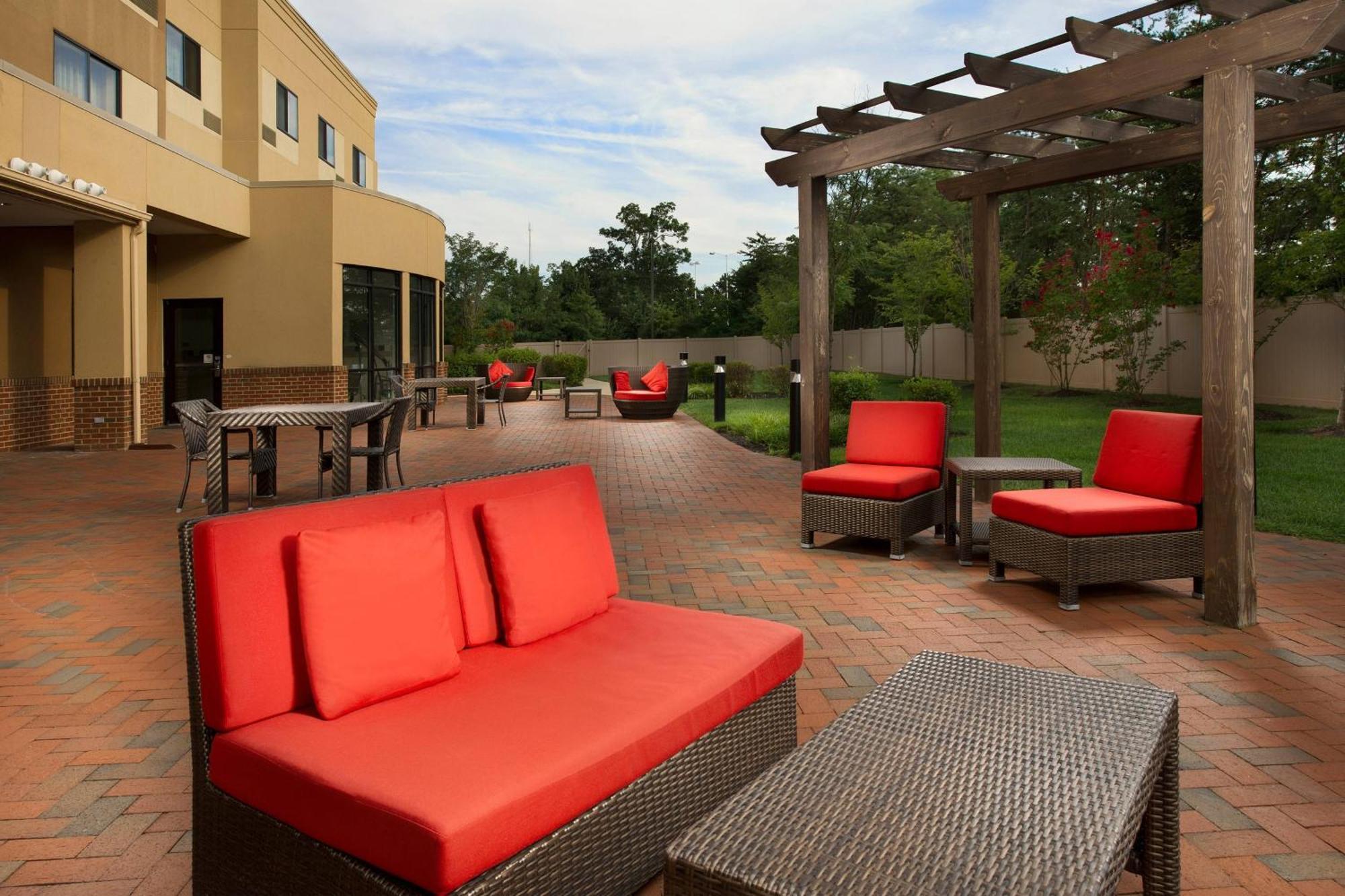 Courtyard By Marriott Waldorf Hotel Bagian luar foto
