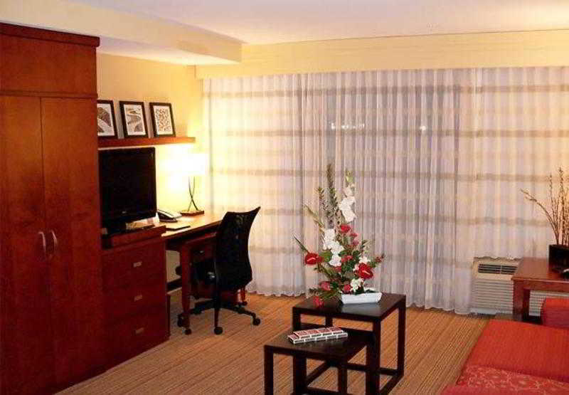Courtyard By Marriott Waldorf Hotel Bagian luar foto